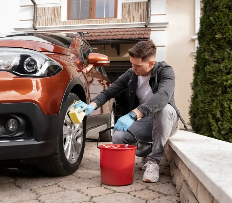 Lavage auto à domicile Risoul : professionnel intervenant sur un véhicule